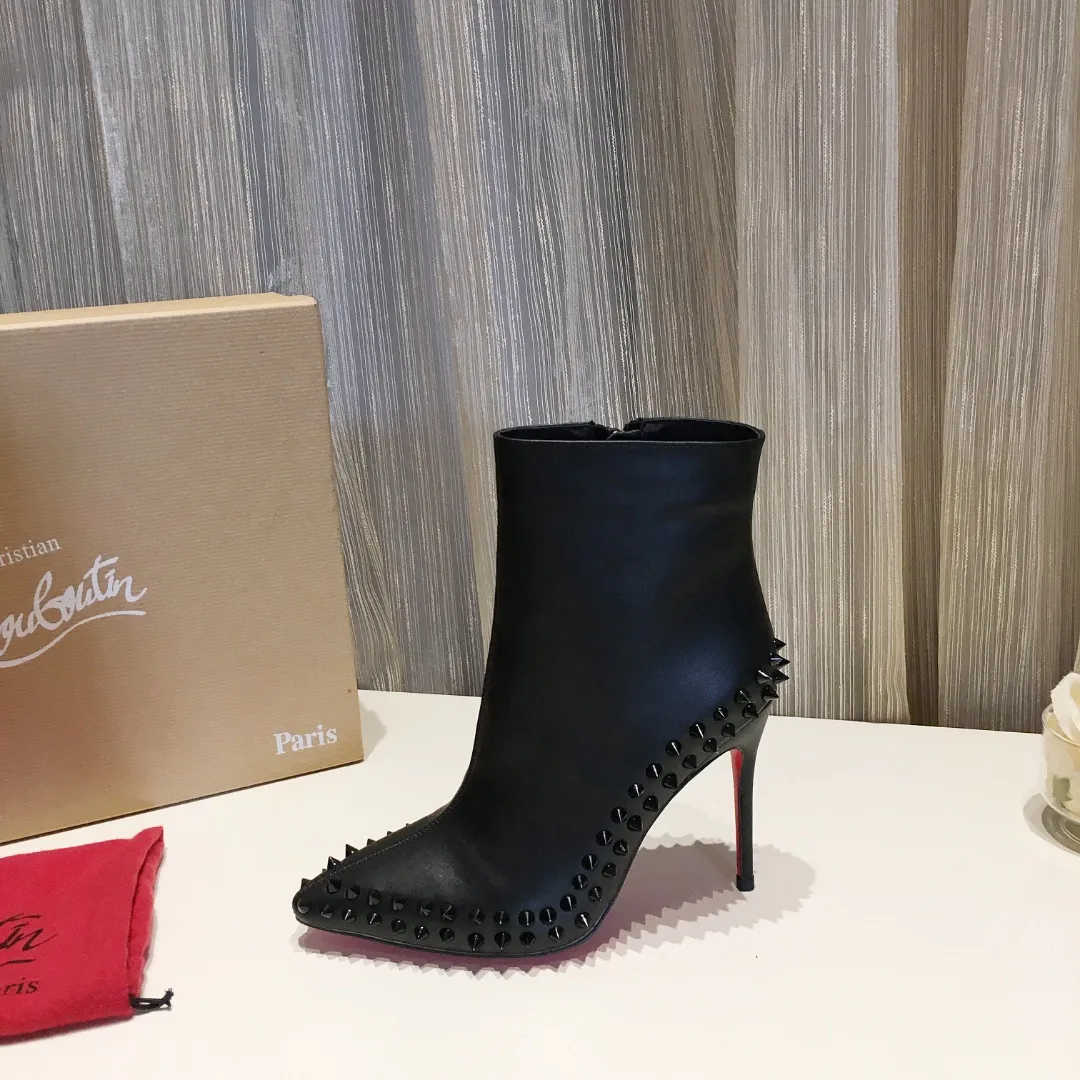 👟👟Ex-factory price 560👟👟 Genuine leather sole 30 Winter fashion boots [Lightning] [Lightning] Reprint must sell [Rose] Ordinary outsole full-grain cowhide, genuine leather outsole +30 [Sun] Brand: French famous brand red-soled shoes Christian Louboutin/Christian Louboutin original 1:1 production Sexy fashion boots Simple and elegant stiletto heel small pointed toe full of femininity [Love] Let others see what is a queen style Upper: Imported cowhide: Inner padding: first-layer pigskin Heel height: 10cm Genuine leather heel, super elegant Shoe size: 34-41 (size 41 needs to be customized) Comes with a complete set.